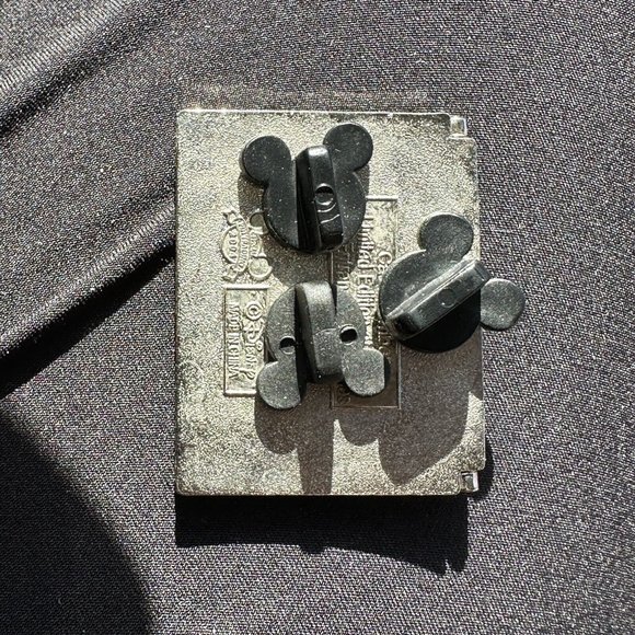 Walt Disney Pin WDW Cast Exclusive Main Entrance Pass Guide All Star Pluto LE - Picture 6 of 7